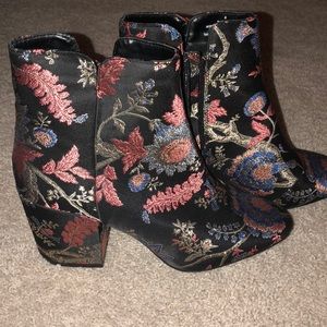 Jacquard print shoe like new